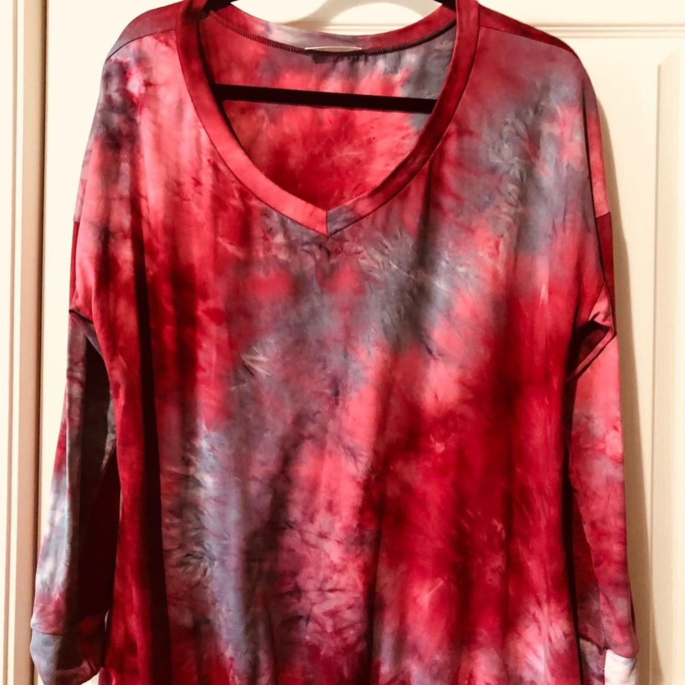 Long-sleeved tie dye v-neck top